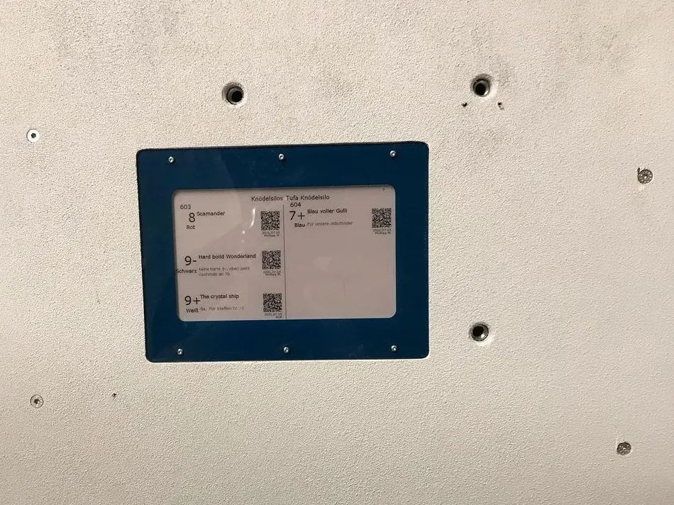 Foto: Routendisplay, von einer Halle selbst bündig in die Kletterwand eingebaut